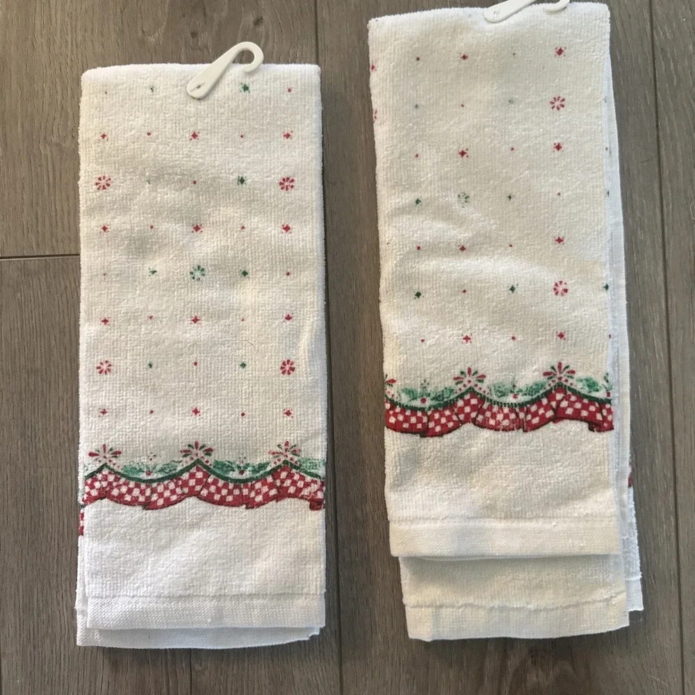 NEW Vintage 2 Pack Christmas Hand Towels Embroidery‎ Shop Santa Bear